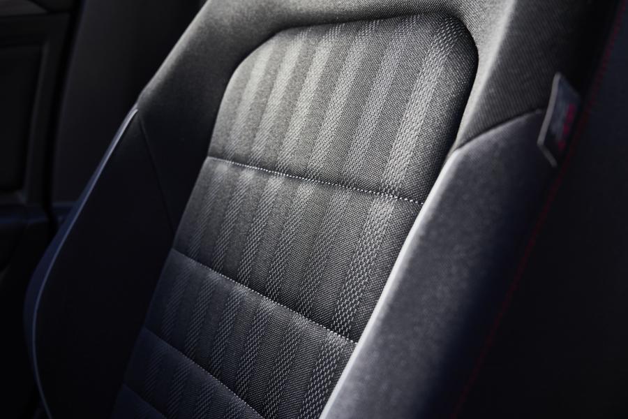 Детали интерьера Volkswagen Jetta GLI 35th Anniversary 2019 года  (NA) (фото 18 из 44)